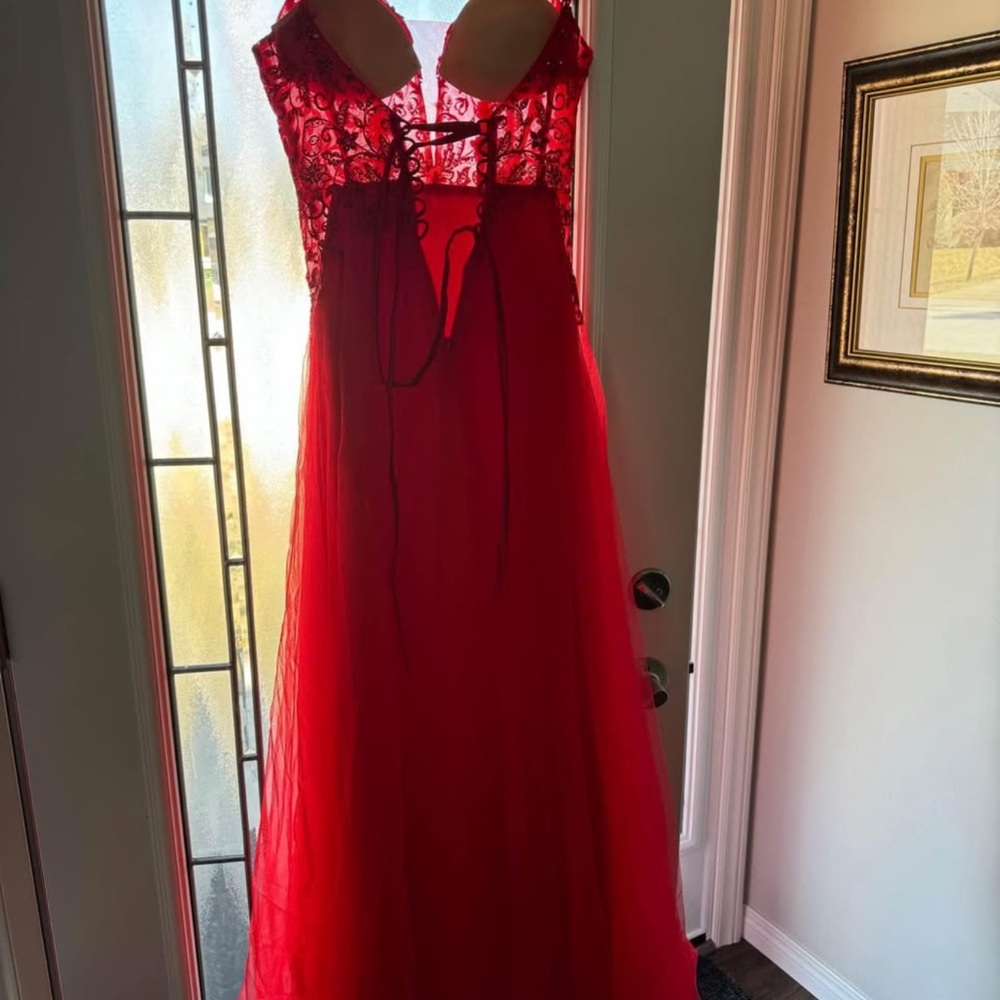 Elegant Red Lace Evening Dress - Picture 2 of 3